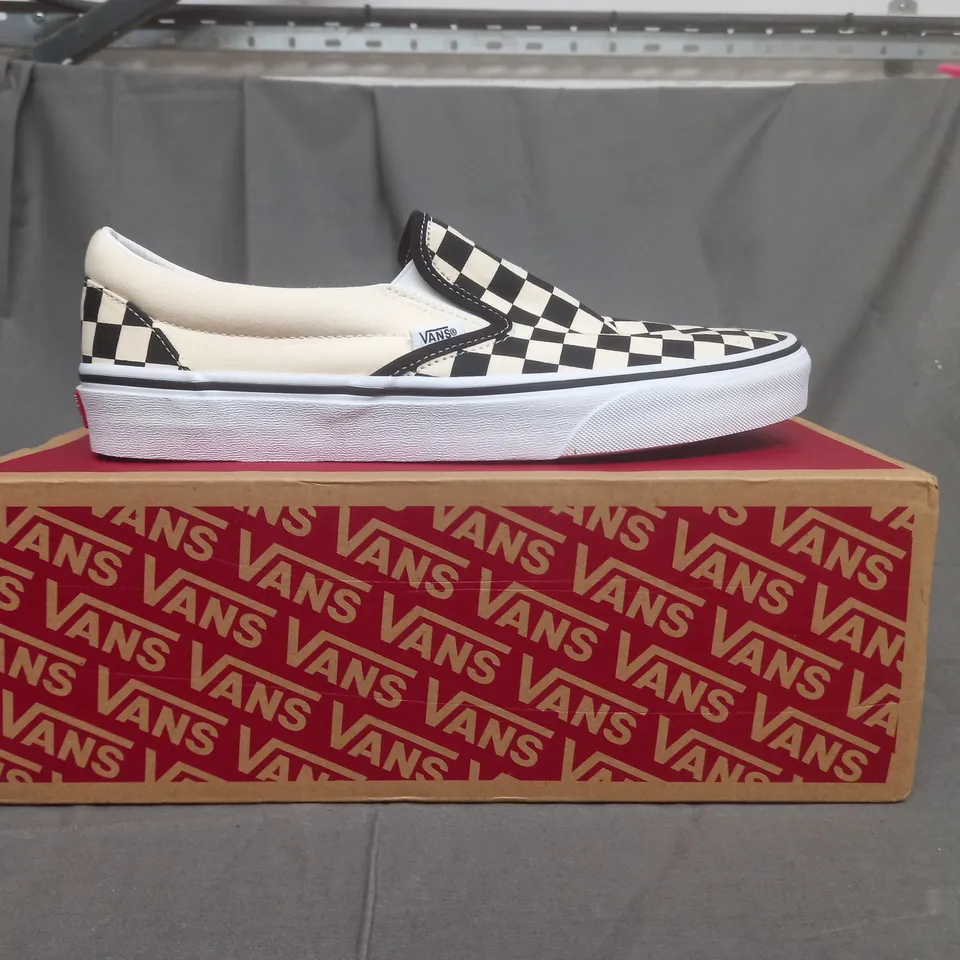 BOXED PAIR OF VANS ''OFF THE WALL'' SHOES IN WHITE AND BLACK CHECKBOARD UK SIZE 9