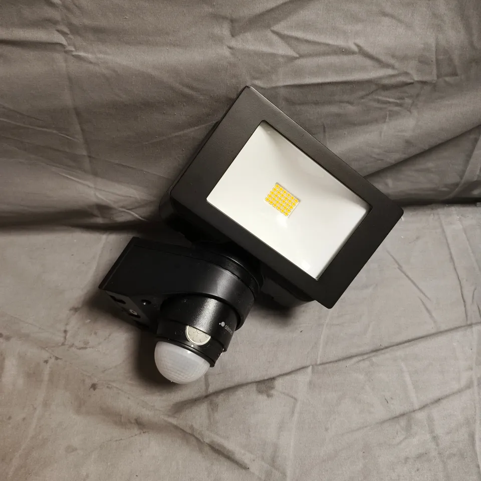 STEINEL LED FLOOD LIGHT WITH MOTION SENSOR 