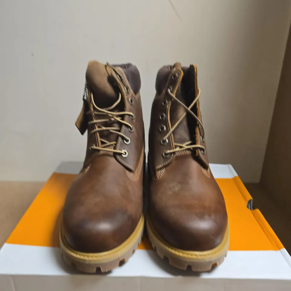 BOXED PAIR OF TIMBERLAND PREMIUM WATERPROOF BOOTS – BROWN, UK 10.5