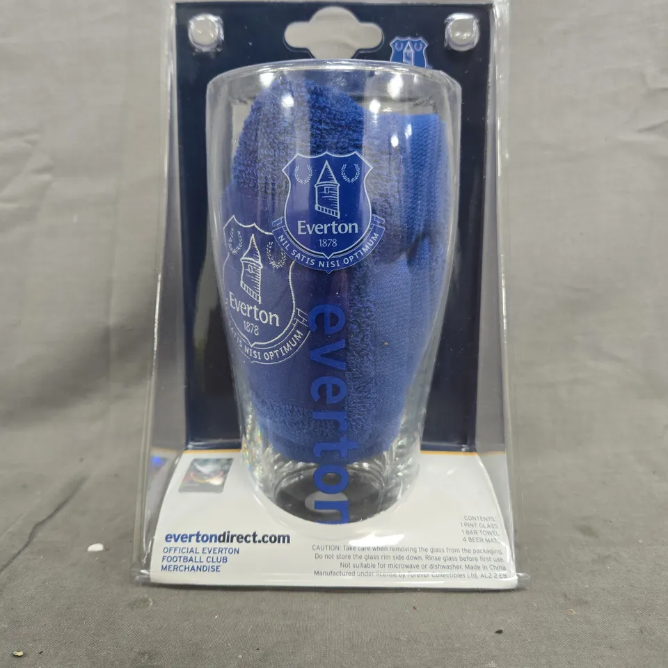 EVERTON FOOTBALL CLUB MINI BAR SET (PINT GLASS, BAR TOWEL, AND MATS)