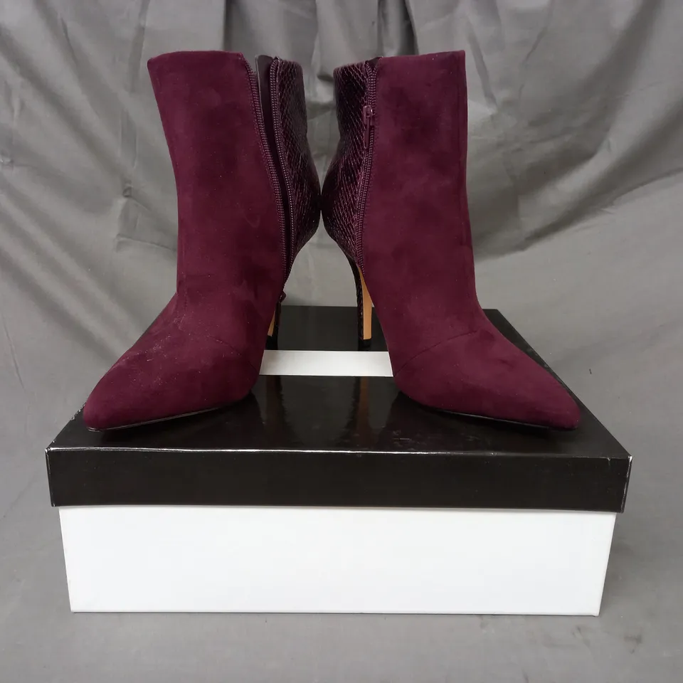 BOXED PAIR OF NINE WEST FLAGSHIP SYNTHETIC ANKLE BOOTS IN WINE SIZE 10