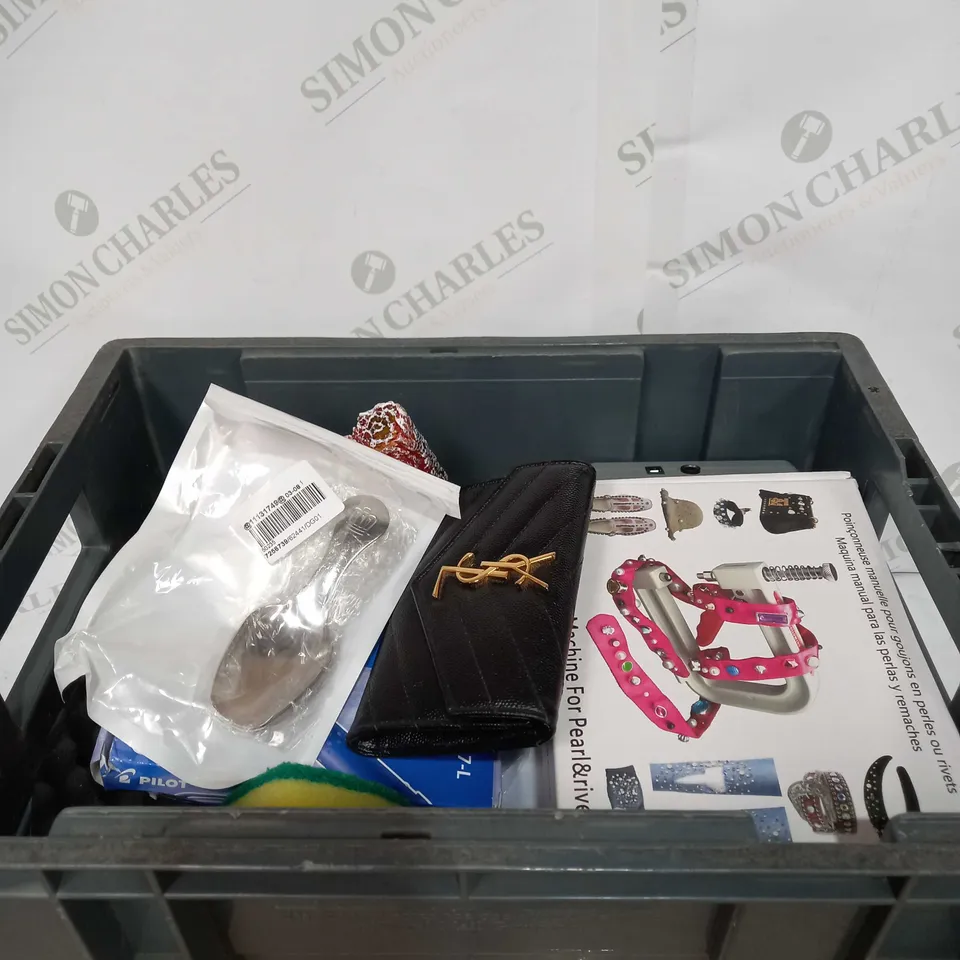 LOT TO CONTAIN APPROX 20 X ASSORTED HOUSEHOLD PRODUCTS, INCLUDES PURSE, SPONGES, PENS ETC