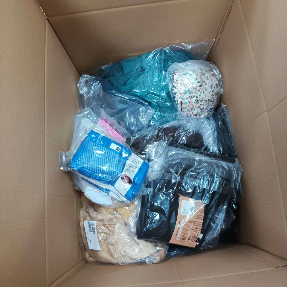 BOX OF APPROXIMATELY 25 ASSORTED CLOTHING ITEMS TO INCLUDE SLOGGI, WYNNE DENIM, D&C ETC