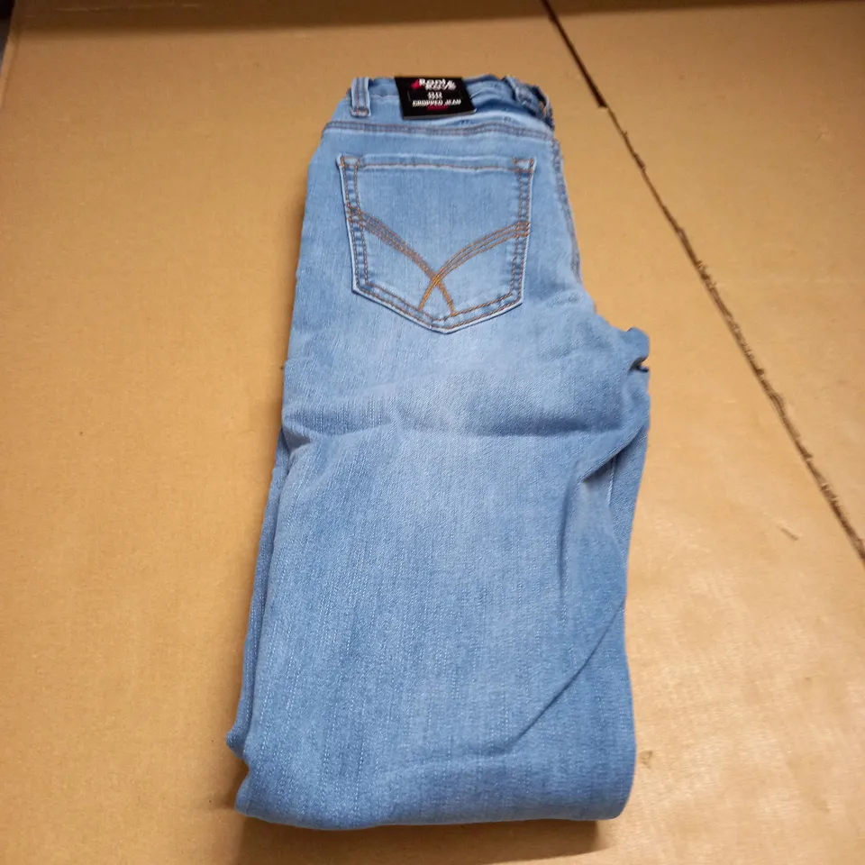 PAIR OF RANT AND RAVE 8/26R CROPPED SKINNY JEANS