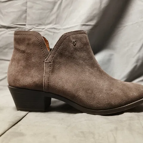 BOXED PAIR OF VIONIC LOW BLOCK HEEL SIDE-ZIP SHOES IN GREY UK SIZE 6