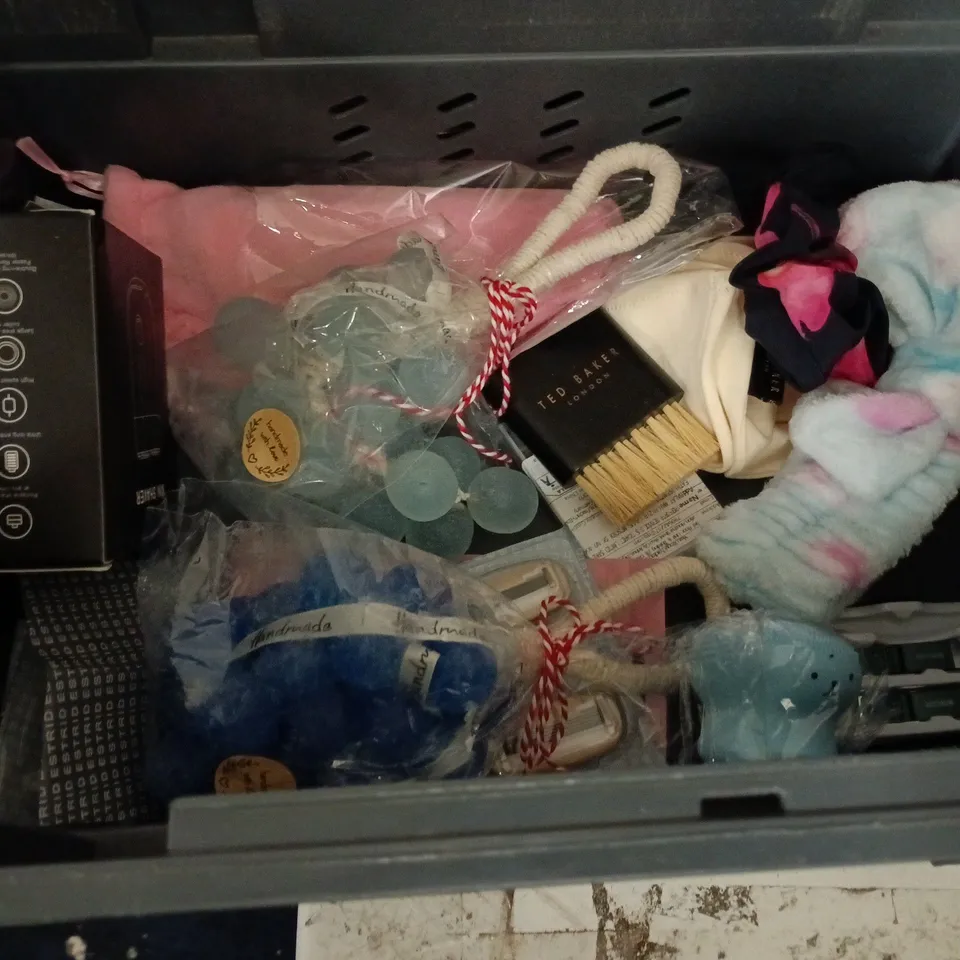 LOT OF APPROXIMATELY 19 ASSORTED HEALTH AND BEAUTY ITEMS TO INCLUDE NAIL MARKERS, SPONGES AND FALSE EYELASHES 