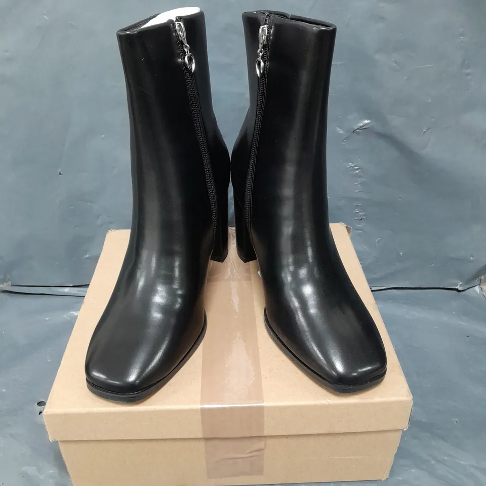 BOXED PAIR OF ELISABET TANG BOOTS IN BLACK - 5.5