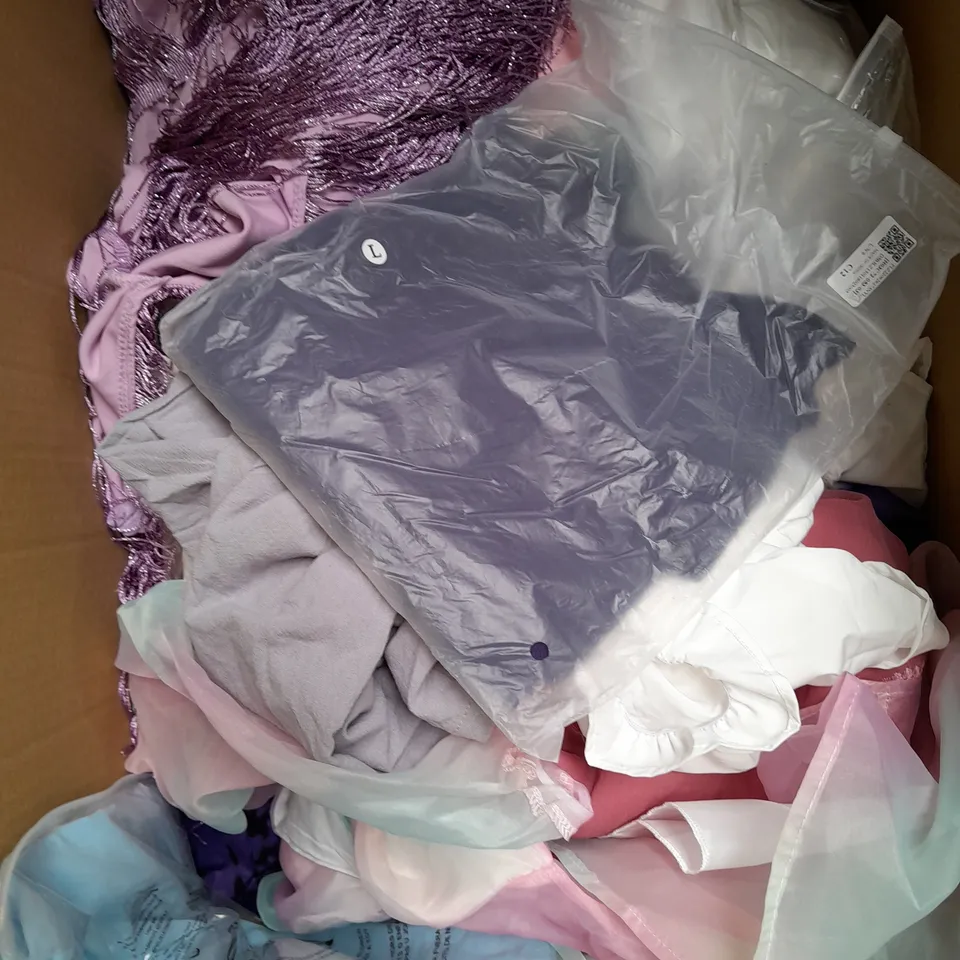 BOX OF APPROXIMATELY 25 ASSORTED CLOTHING ITEMS TO INCLUDE DRESSES, SHORTS, TOPS ETC