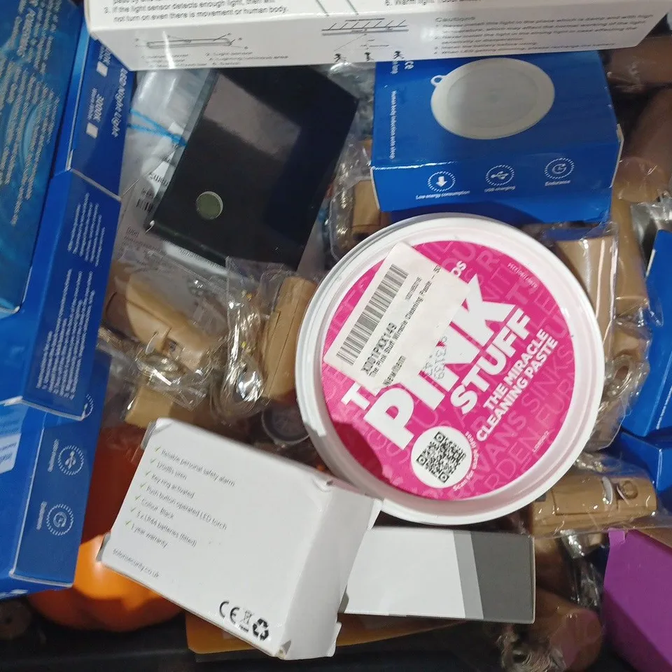 APPROXIMATELY 10 ASSORTED HOUSEHOLD ITEMS TO INCLUDE WINDOW ALERT ALARM, SNOREEZE SNORIGN RELIEF, INTELLIGENCE LED NIGHT LIGHT, ETC