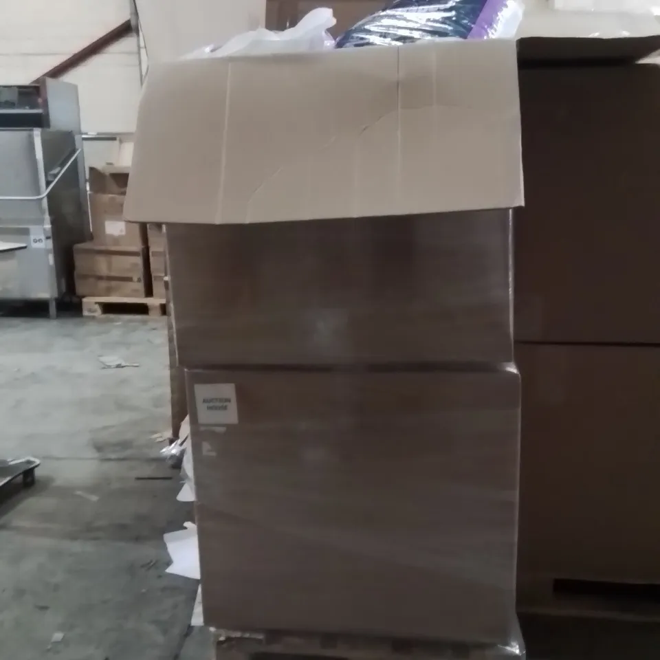 PALLET CONTAINING A LARGE QUANTITY OF PILLOWS 