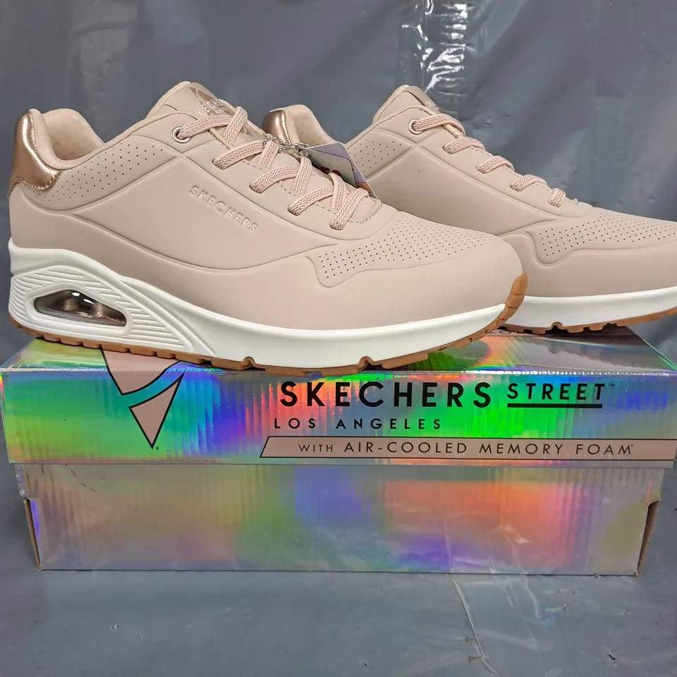 BOXED PAIR OF SKECHERS WOMEN'S SHOES IN PALE PINK/ROSE GOLD SIZE UK 7