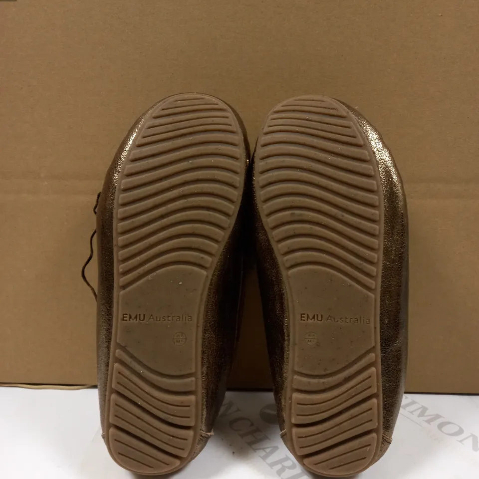 OUTLET EMU AMITY CUFF CRACKLED SLIPPER SIZE 4