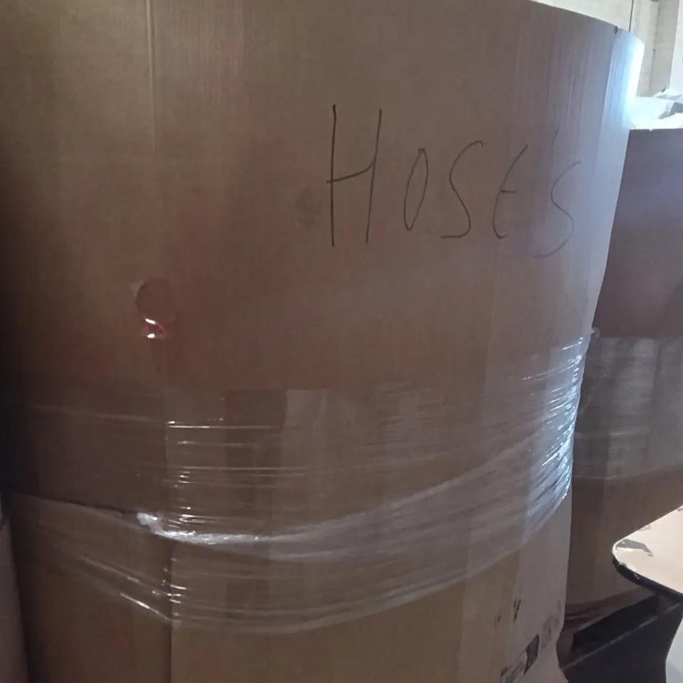 PALLET CONTAINING A LARGE QUANTITY OF HOSES