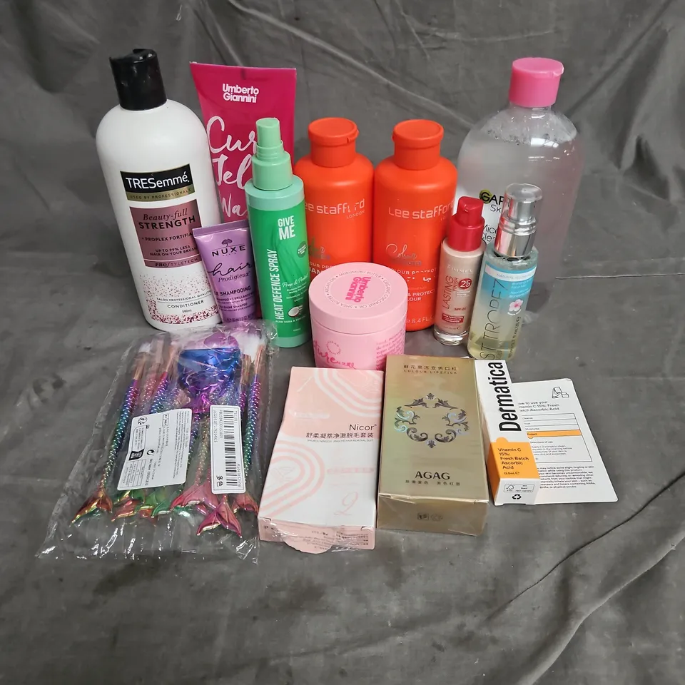 APPROXIMATELY 20 ASSORTED HEALTH & BEAUTY PRODUCTS TO INCLUDE - LEE STAFFORD SHAMPOO - MAKE UP BRUSH SET - UMBERTO GIANNINI CURL JELLY - ETC