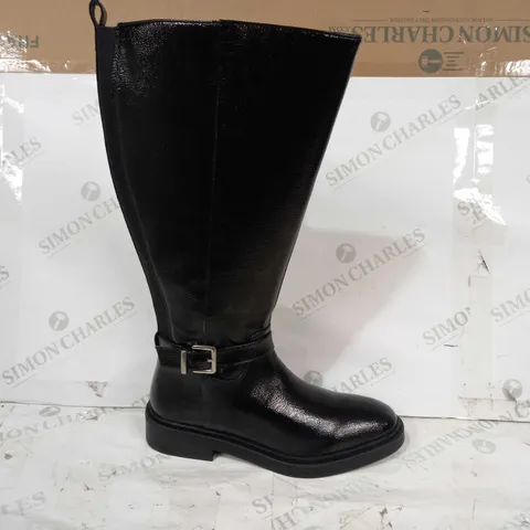BOXED PAIR OF DESIGNER HIGH BOOTS IN BLACK UK SIZE 7