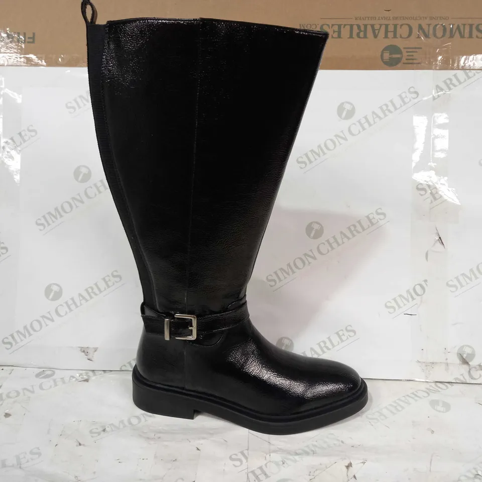 BOXED PAIR OF DESIGNER HIGH BOOTS IN BLACK UK SIZE 7