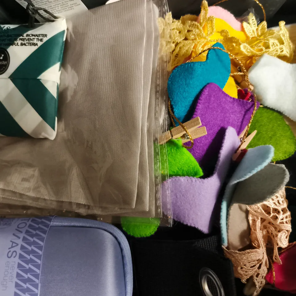 APPROXIMATELY 8 ASSORTED HOUSEHOLD ITEMS TO INCLUDE LIMESCALE PREVENTER TABLETS, FOLDABLE UMBRELLA, ETC