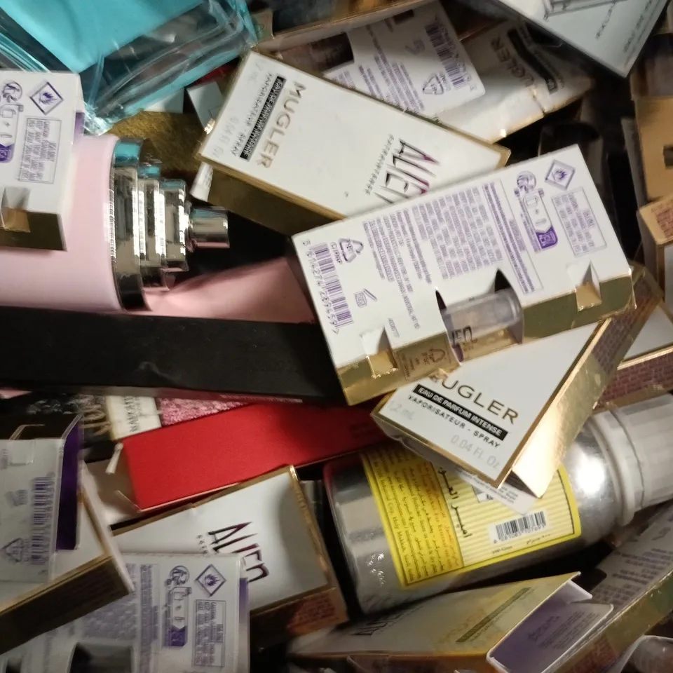 APPROXIMATELY 15 ASSORTED COSMETIC FRAGRANCE ITEMS TO INCLUDE KALIMAT, DISCOVER, ETC, ETC - COLLECTION ONLY