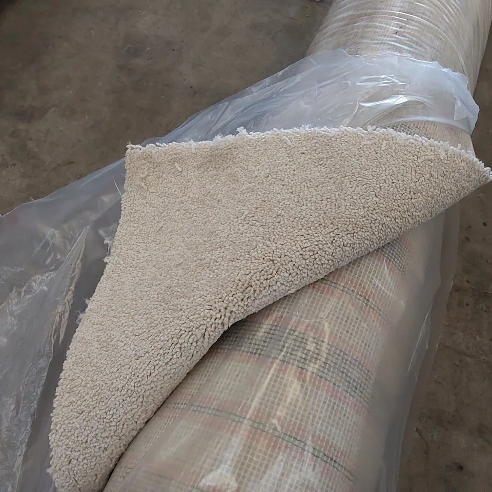 ROLL OF QUALITY HAMPTONS SWAN CARPET // SIZE: APPROXIMATELY 4 X 3m
