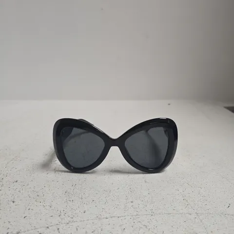 VALENTINO SUNGLASSES – BLACK CAT-EYE FRAME