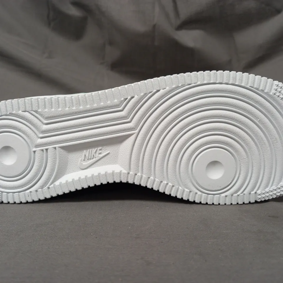 BOXED PAIR OF NIKE AIR FORCE 1 SHOES IN WHITE/GREEN/GOLD UK SIZE 7