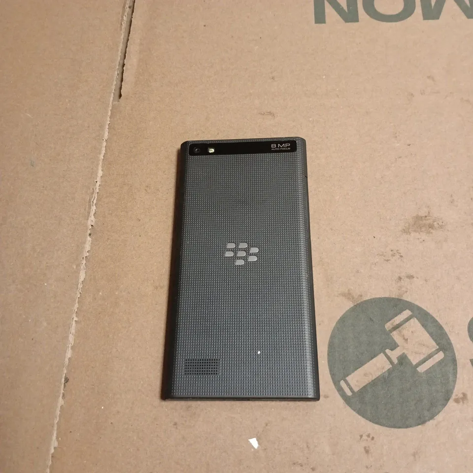 BLACKBERRY SMARTPHONE BLACK 8MP AUTO FOCUS CAMERA, UNBOXED.