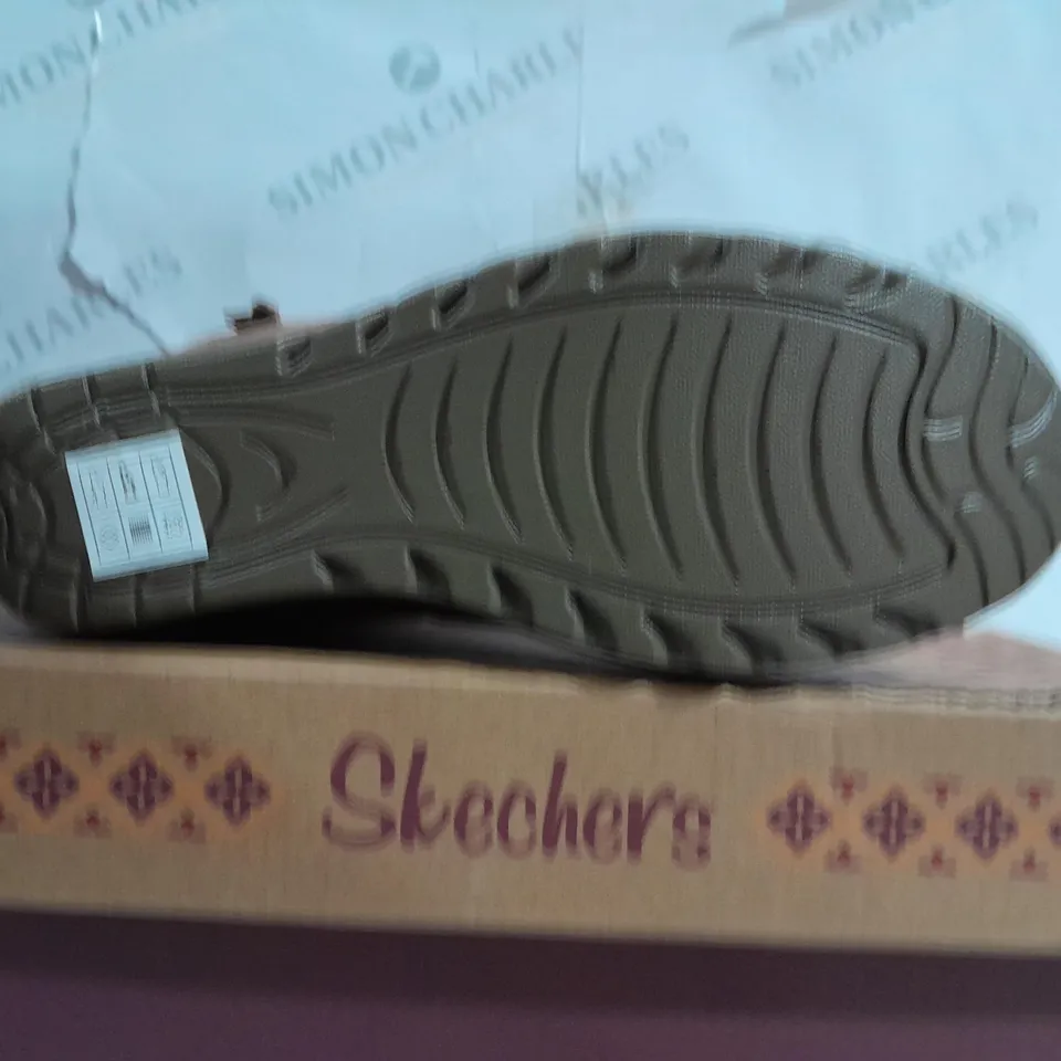 BOXED PAIR OF SKETCHERS OF HURS ZIP BT MUSHROOM SIZE 6.5