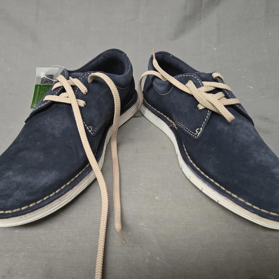 BOXED PAIR OF COLLECTION BY CLARKS FORGE VIBE SHOES IN NAVY UK SIZE 6.5