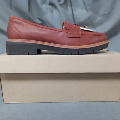 BOXED PAIR OF CLARKS WESTLYNN BELLA LOAFERS IN TAN UK SIZE 5.5