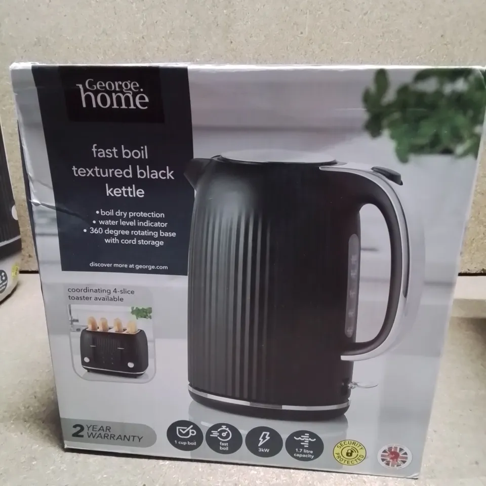 BOXED FAST BOIL TEXTURED BLACK KETTLE