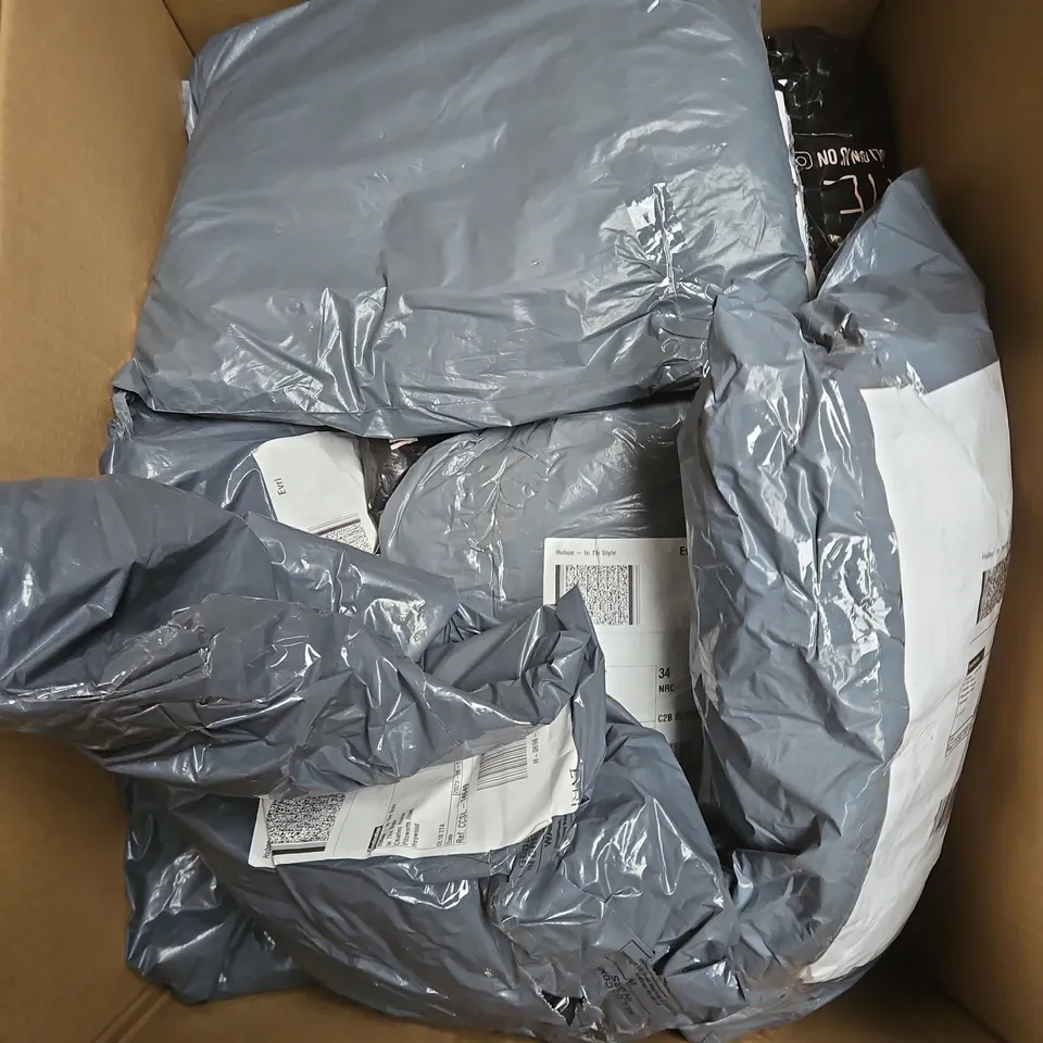 APPROXIMATELY 20 ASSORTED CLOTHING ITEMS IN VARIOUS STYLES AND SIZES 