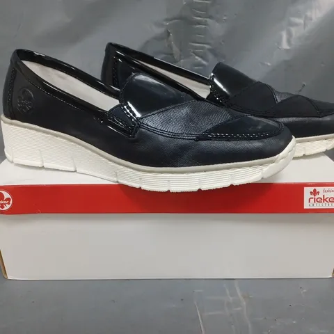 BOXED PAIR OF RIEKER LEATHER WEDGE LOAFERS IN NAVY SIZE 6.5