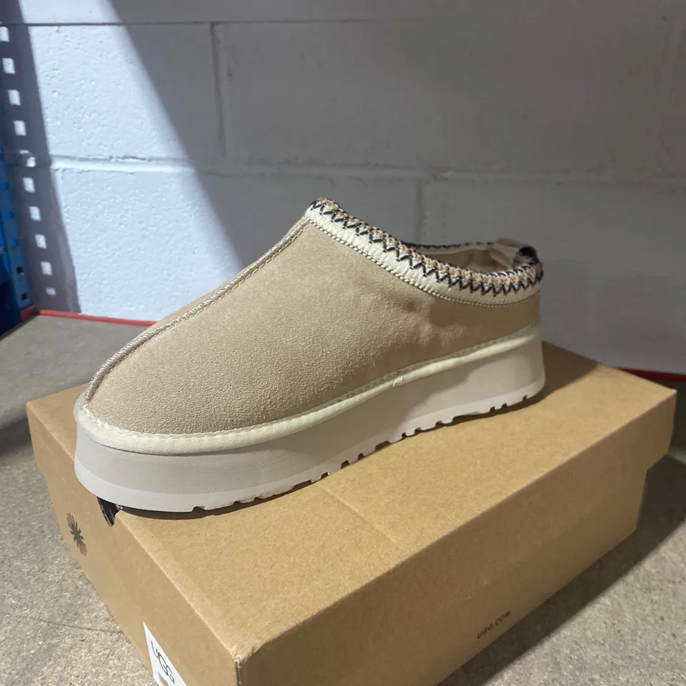 BOXED PAIR OF UGG SHOES SIZE 7