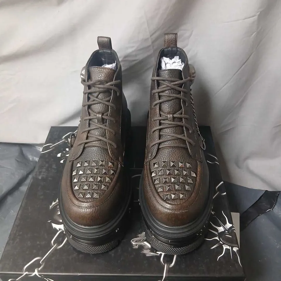 BOXED KOI CHAINED UP ENVY SKULL HARDWARE PLATFORM BOOTS IN BROWN - UK 7