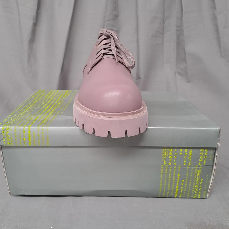BOXED PAIR OF KOI AVIAN MEN'S LACE UP SHOES IN MAUVE UK SIZE 10