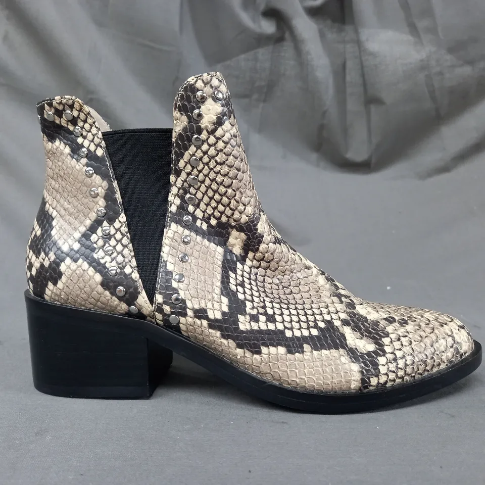 BOXED PAIR OF STEVE MADDEN CADE LEATHER ANKLE BOOTS IN BEIGE EU SIZE 37