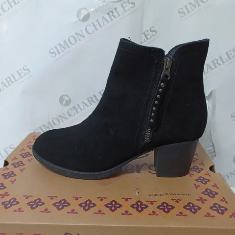 BOXED SKECHERS TAXI ZIP BOOTIES, BLACK - SIZE 6.5