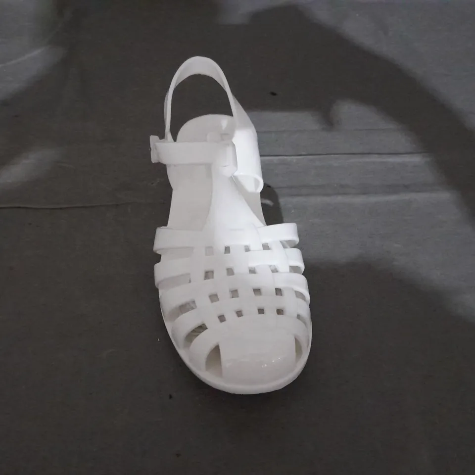 APPROXIMATELY 10 PAIRS OF LINZI FLAT JELLY SANDALS IN VARIOUS SIZES TO INCLUDE SIZE 5