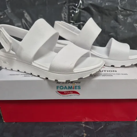 BOXED PAIR OF SKECHERS ARCH FIT FOOTSTEPS DAY DREAM SANDALS IN WHITE SIZE 7