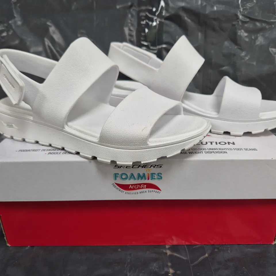 BOXED PAIR OF SKECHERS ARCH FIT FOOTSTEPS DAY DREAM SANDALS IN WHITE SIZE 7