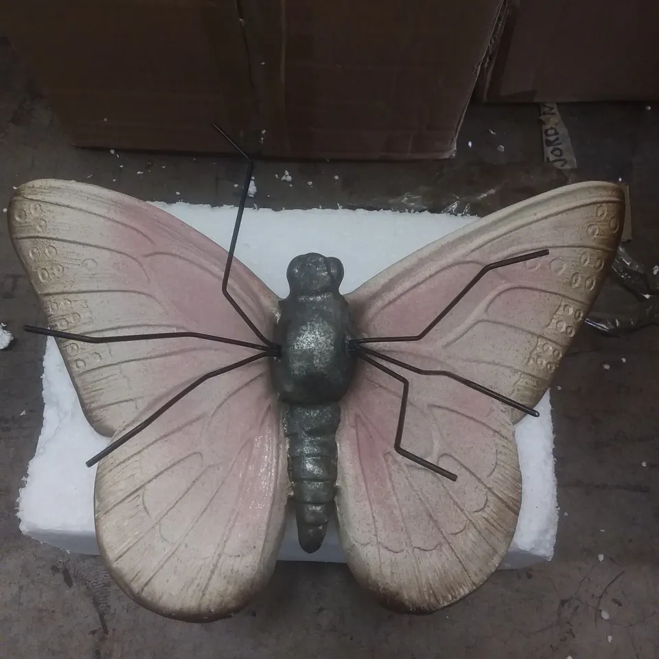 BOXED LARGE GARDEN HANGING BUTTERFLY DECORATION - PINK
