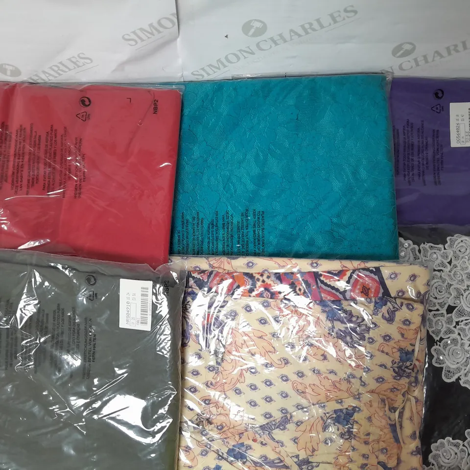 LOT OF APPROX 16 CLOTHING ITEMS IN VARIOUS BRANDS, STYLES, COLOURS AND SIZES