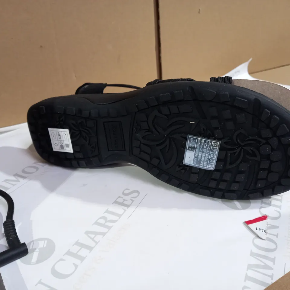 SKETCHERS BLACK SANDALS SIZE 7