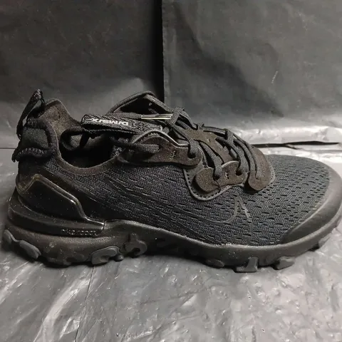 BOXED PAIR OF MESH NIKE TRAINERS - UK SIZE UNSPECIFIED