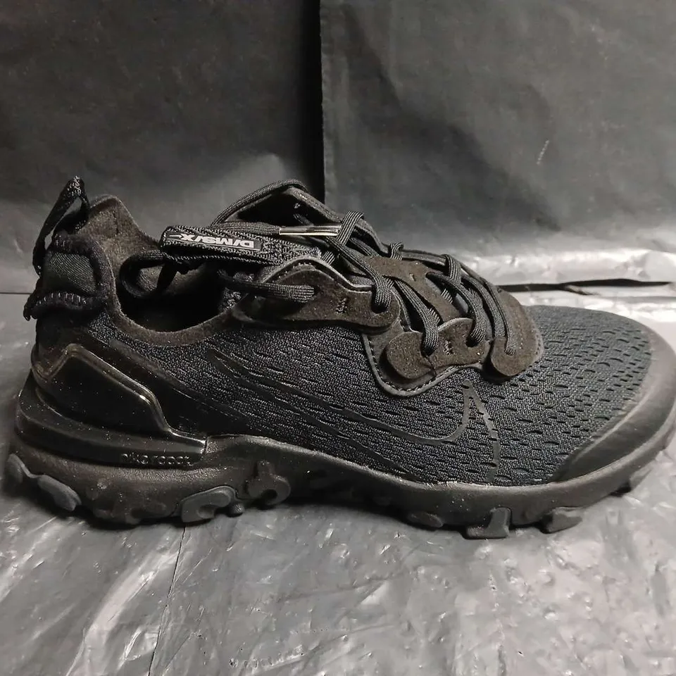 BOXED PAIR OF MESH NIKE TRAINERS - UK SIZE UNSPECIFIED