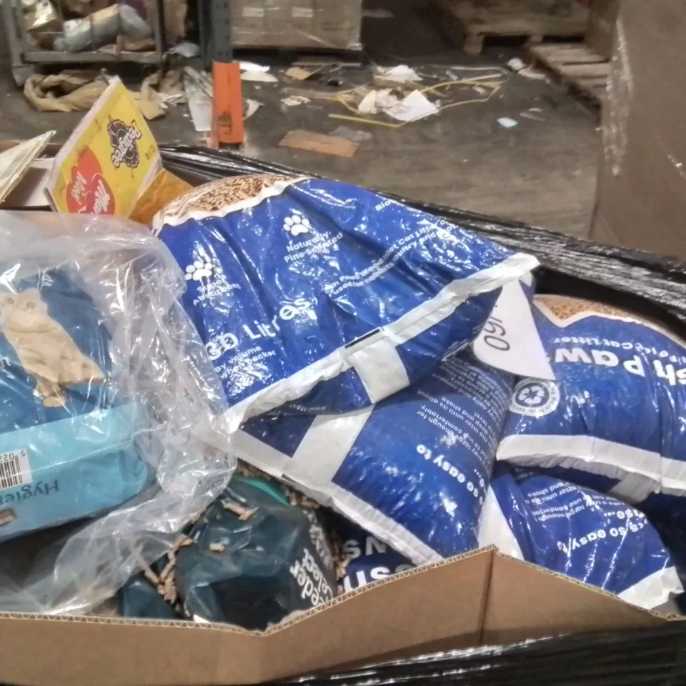 PALLET CONTAINING LARGE QUANTITY OF CAT LITTER,STRAW,DOG BISCUITS 