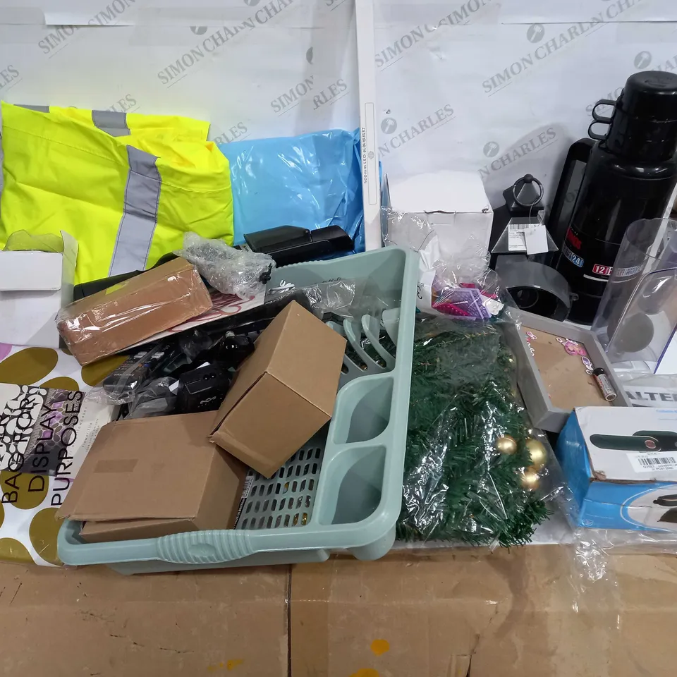 LOT OF APPROX 25 ASSORTED ITEMS TO INCLUDE DISH DRAINER, SAFETY TROUSERS, THERMOS ETC