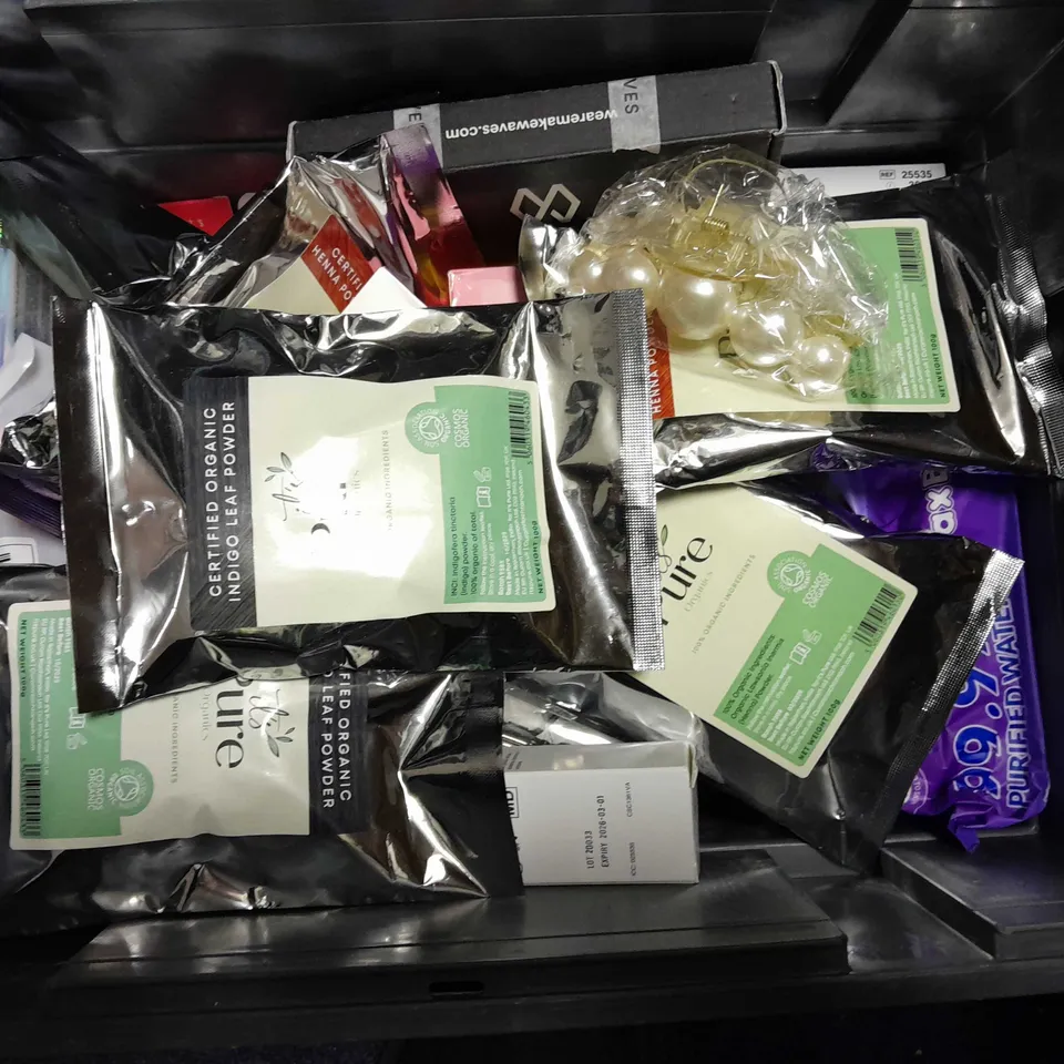 APPROXIMATELY 20 ASSORTED COSMETICS ITEMS TO INCLUDE AVEENO BODY LOTION (300ml), CLINIQUE SMART CLINICAL REPAIR (5ml), PURE ORGANICS LEAF POWDER (100g), ETC