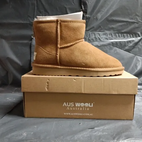 BOXED PAIR OF AUS WOOLI BONDI SHOES IN CHESTNUT SIZE UK 5