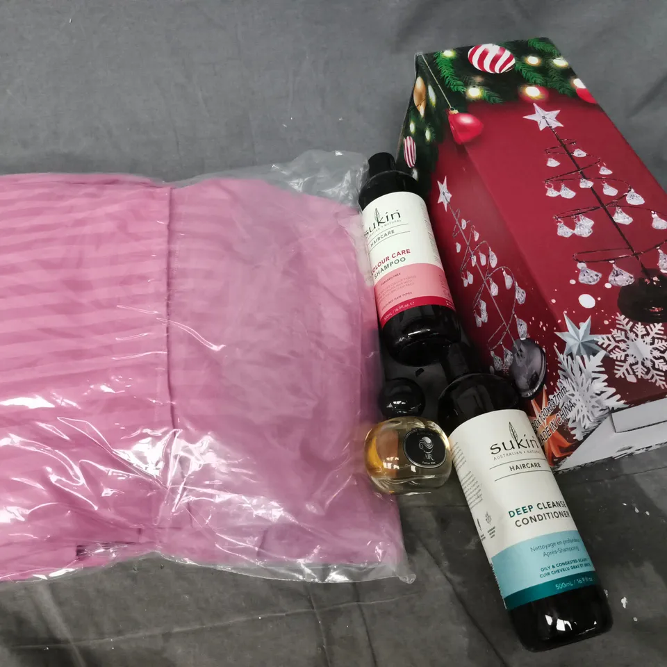 APPROXIMATELY 10 ASSORTED ITEMS TO INCLUDE CHRISTMAS ORNAMENT, SKIN SHAMPOO, FRAGRNCES, ETC - COLLECTION ONLY